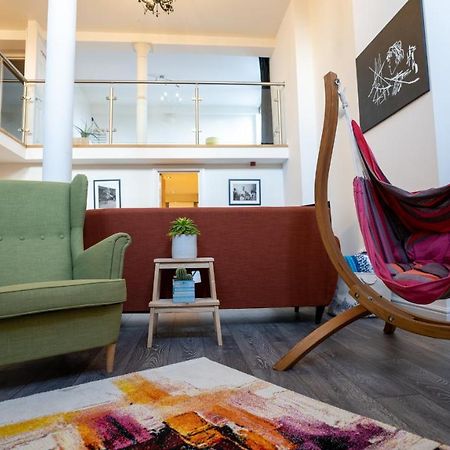 Stunning Mezzanine Apartment Near City Centre คาร์ดิฟฟ์ ภายนอก รูปภาพ