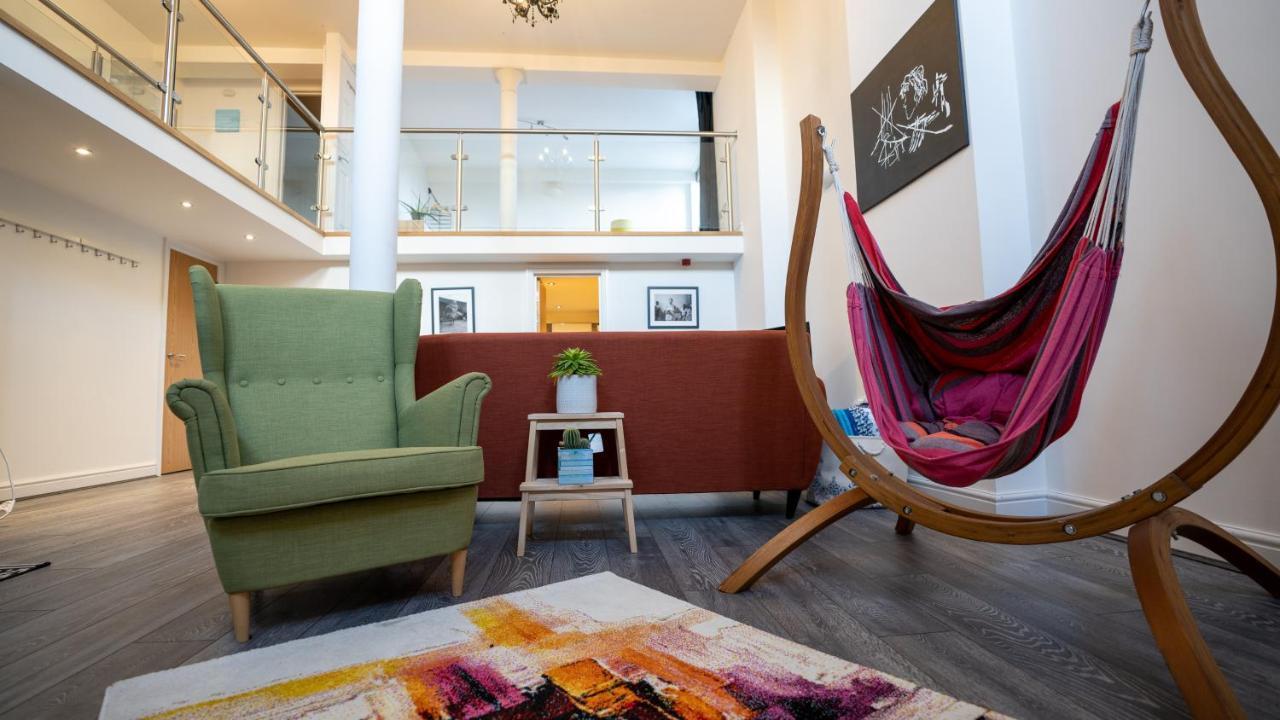 Stunning Mezzanine Apartment Near City Centre คาร์ดิฟฟ์ ภายนอก รูปภาพ