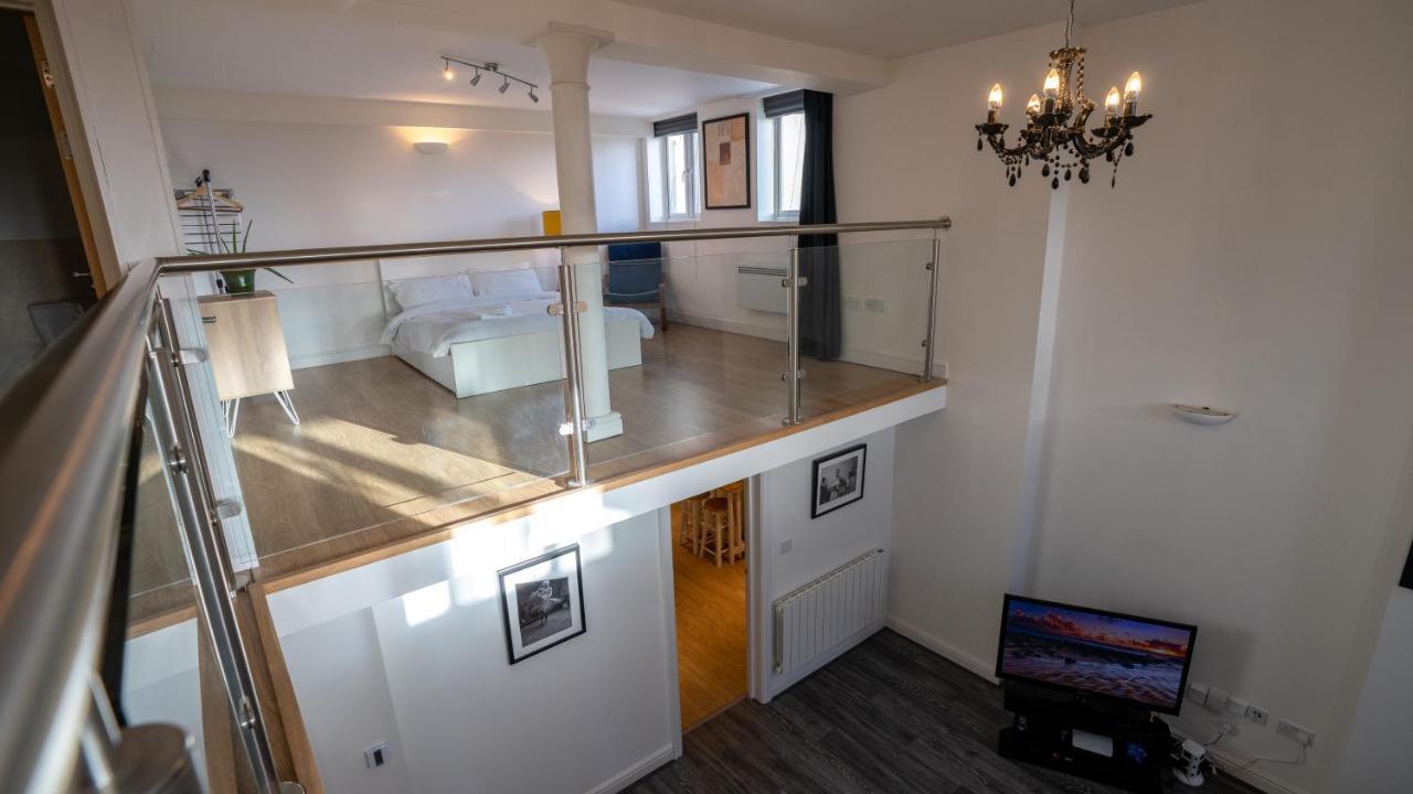 Stunning Mezzanine Apartment Near City Centre คาร์ดิฟฟ์ ภายนอก รูปภาพ