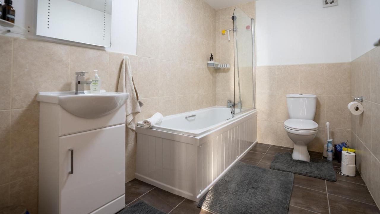 Stunning Mezzanine Apartment Near City Centre คาร์ดิฟฟ์ ภายนอก รูปภาพ