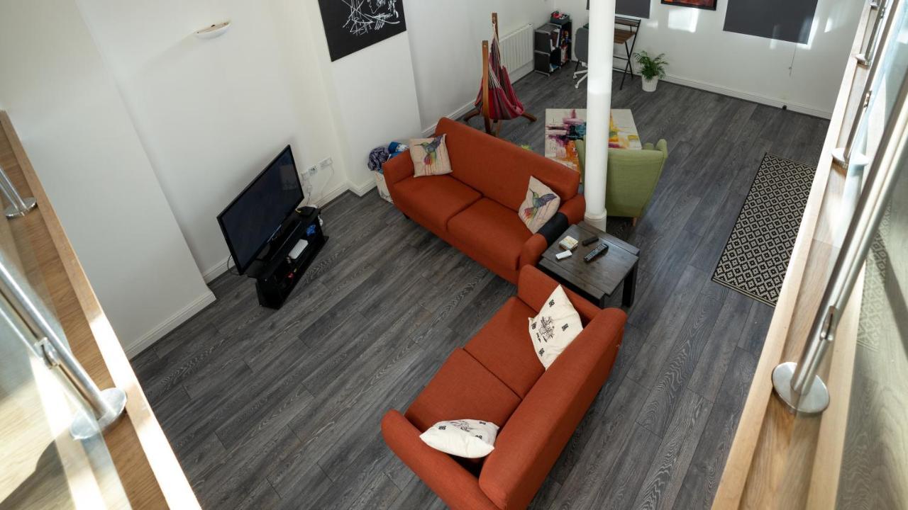 Stunning Mezzanine Apartment Near City Centre คาร์ดิฟฟ์ ภายนอก รูปภาพ